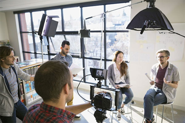 Video phỏng vấn là một trong những hình thức video phổ biến trong lĩnh vực bất động sản