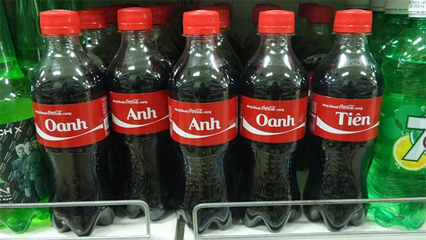 Các chai Coca-Cola trong chiến dịch Share A Coke năm 2014 tại Việt Nam