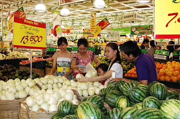 Giá bán sản phẩm trong siêu thị thường rẻ hơn nhiều so với các cửa hàng tiện lợi nhờ khối lượng hàng nhập kho lớn