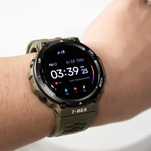 Smart watch được tạo ra nhờ sự kết hợp giữa smart band theo dõi sức khỏe và các tính năng liên lạc của smart phone